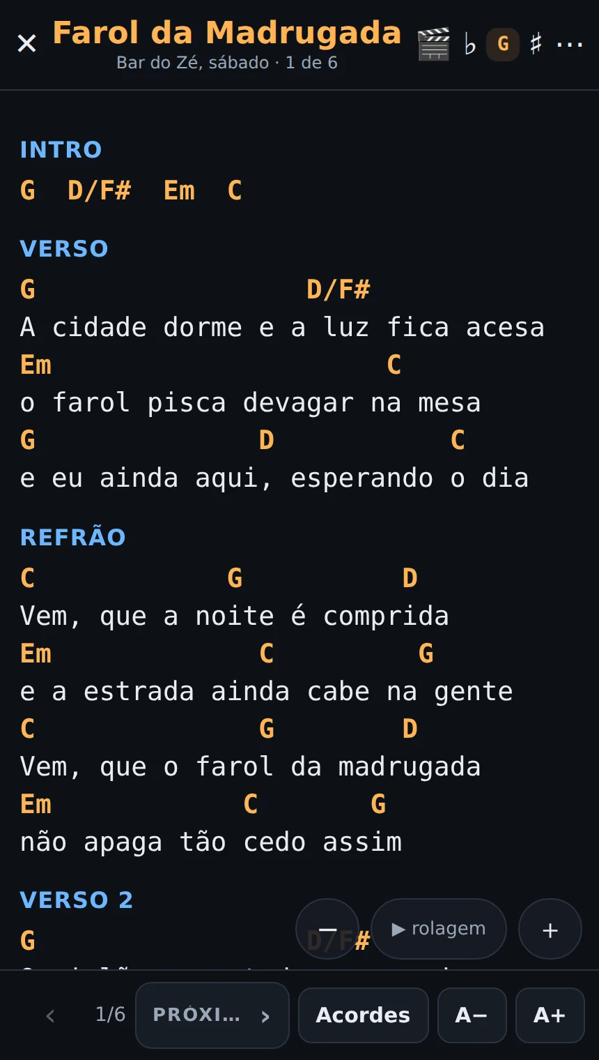 O modo palco do Cifra Pronta: letra grande em fundo escuro, acordes destacados em laranja acima da sílaba certa, e a barra de baixo com o botão de próxima música.